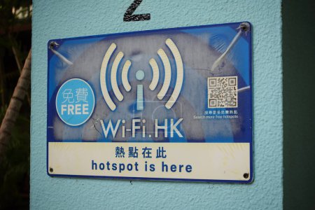 Téléchargez les photos : Hong Kong, Chine - 14 janvier 2024 : Signalisation du hotspot Wi-Fi.HK à Tai Wo Hau, Hong Kong. - en image libre de droit