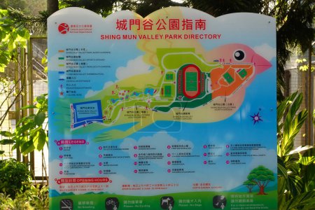 Téléchargez les photos : Hong Kong, Chine - 14 janvier 2024 : Signalisation et carte de Parc de la vallée de Shing Mun à Tai Wo Hau, Hong Kong. - en image libre de droit