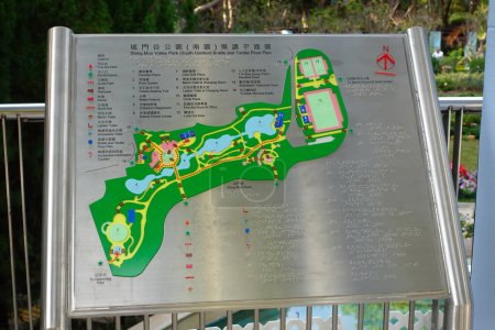 Téléchargez les photos : Hong Kong, Chine - 14 janvier 2024 : Signalisation et carte de Parc de la vallée de Shing Mun à Tai Wo Hau, Hong Kong. - en image libre de droit