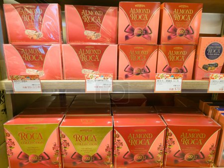 Téléchargez les photos : Hong Kong, Chine - 27 janvier 2024 : Chocolat Roca aux amandes. - en image libre de droit