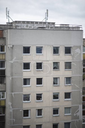 Téléchargez les photos : Vieil immeuble d'appartements gris construit avant 1995. Maison de bloc construite à l'époque soviétique. À l'étage supérieur. Photo de haute qualité - en image libre de droit