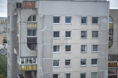 Téléchargez les photos : Vieil immeuble d'appartements gris construit avant 1995. Maison de bloc construite à l'époque soviétique. Photo de haute qualité - en image libre de droit