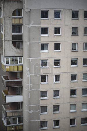 Téléchargez les photos : Ancien immeuble d'appartements de quartier gris. Photo de haute qualité - en image libre de droit