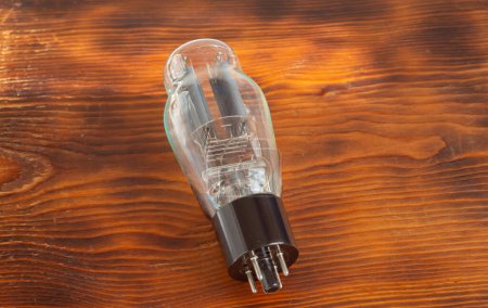 Foto de Lámpara de radio en placa de madera retro para amplificador de audio tubo - Imagen libre de derechos