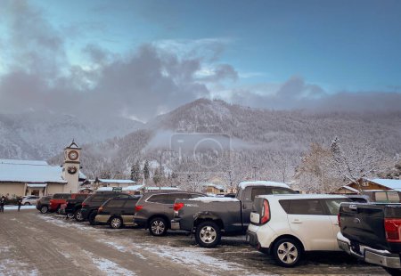 Téléchargez les photos : Parking près d'un volcan à Washington State.Mt Parc national Rainier - en image libre de droit