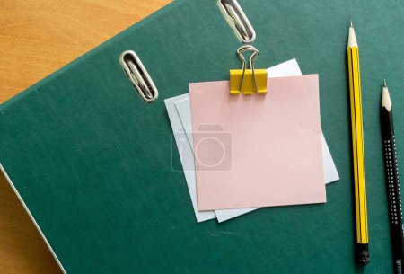 Foto de Palos de notas en blanco en los lápices de clip y clips de papel en la carpeta del documento - Imagen libre de derechos