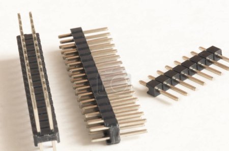 Macro-shot de connecteurs PCB longs droits ou de blocs terminaux placés en vrac sur fond blanc