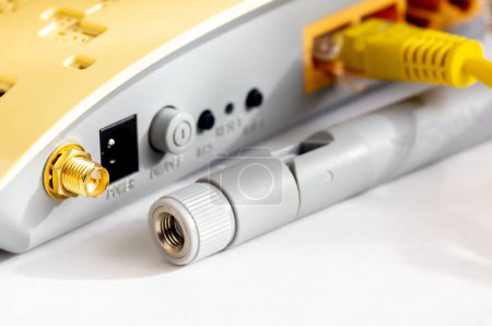Vista de primer plano de los conectores del conmutador de red LAN con cables Ethernet conectados. Aislado sobre un fondo blanco.