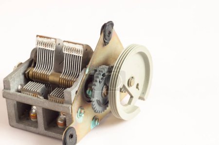Foto de Condensador variable antiguo con mecanismo de ajuste fino primer plano sobre fondo claro - Imagen libre de derechos