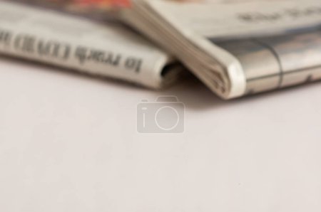 Foto de Los periódicos están fuera de foco en el fondo. - Imagen libre de derechos