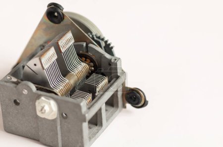 Foto de Condensador variable antiguo con mecanismo de ajuste fino primer plano sobre fondo claro - Imagen libre de derechos