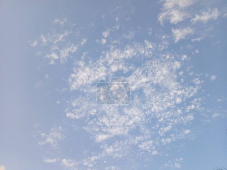 Blauer Himmel Hintergrund mit weißen Wolken. Cumulus weiße Wolken am blauen Himmel.