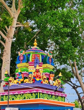 Top colorido del templo: una exhibición exquisita de la arquitectura tradicional hindú.