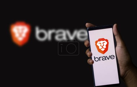Téléchargez les photos : Dacca, Bangladesh - 21 décembre 2023 : Brave browser logo on smartphone, Brave is a free, open-source wab browser. - en image libre de droit