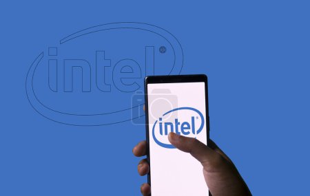 Foto de Dhaka, Bangladesh - 10 de enero de 2024: logotipo de Intel visto en la pantalla del smartphone. Fabricantes de chips semiconductores más grandes del mundo por ingresos. - Imagen libre de derechos