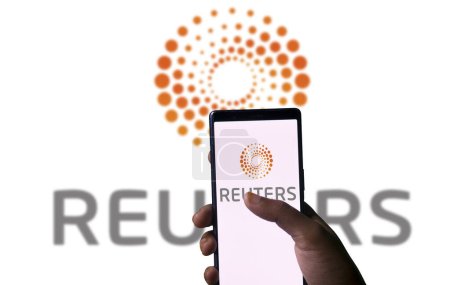 Foto de Logotipo homson Reuters en un fondo blanco en la pantalla del teléfono inteligente. Agencia de noticias. Daca, Bangladesh - 13 de enero de 2024: - Imagen libre de derechos