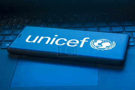Téléchargez les photos : Dacca, Bangladesh Janvier 2024 : Le logo du Fonds international d'urgence pour l'enfance (UNICEF) affiché sur un smartphone. - en image libre de droit