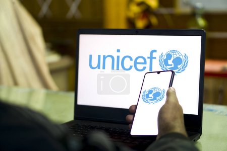 Téléchargez les photos : Ordinateur portable affichant le logo de l'UNICEF ou du Fonds des Nations Unies pour l'enfance Dacca, Bangladesh - 18 janvier 2024. - en image libre de droit