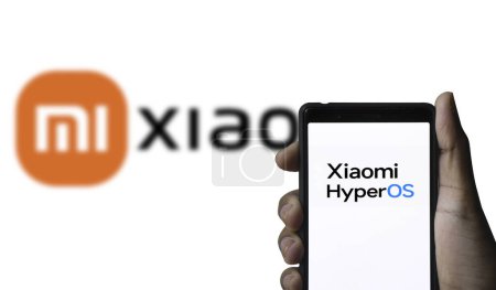 Téléchargez les photos : Dacca, Bangladesh - 20 janvier 2024 : Xiaomi HyperOS sur smartphone. Xiaomi HyperOS est un système d'exploitation centré sur l'homme. - en image libre de droit