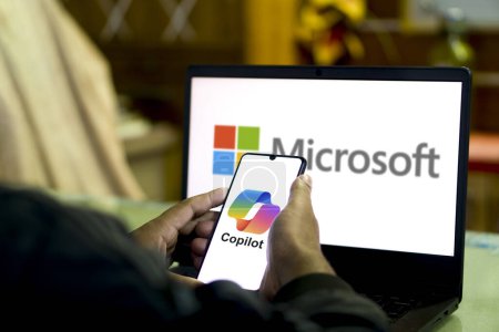 Téléchargez les photos : Dacca, Bangladesh - 25 janvier 2024 : Ordinateur portable et smartphone affichant le logo de Microsoft 365 Copilot, une fonctionnalité d'assistant d'intelligence artificielle introduite par Microsoft en 2023 - en image libre de droit