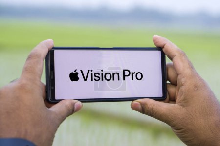 Foto de Apple Visión Pro Apple en un teléfono inteligente, Dhaka, Bangladesh 08 Febrero 2024. - Imagen libre de derechos