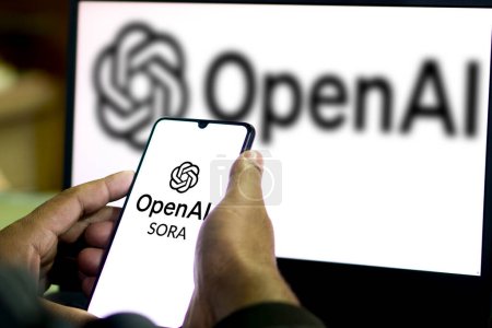 Foto de Smartphone de mano con logo Sora AI. OpenAI anunció la inteligencia artificial de Sora, que transforma texto en video de hasta 1 minuto, Dhaka, Bangladesh 26 de febrero de 2024. - Imagen libre de derechos