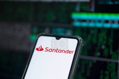 Foto de Santander aplicación de banca móvil en la pantalla del teléfono inteligente.Dhaka, Bangladesh 05 marzo 2024. - Imagen libre de derechos