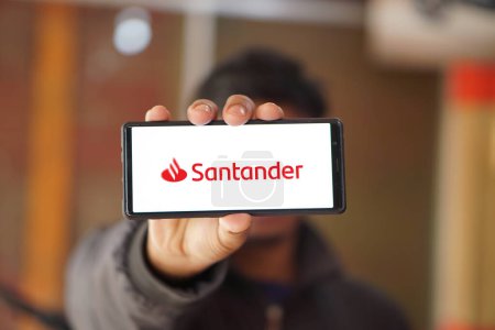 Foto de Santander aplicación de banca móvil en la pantalla del teléfono inteligente, Dhaka, Bangladesh 08 Marzo 2024. - Imagen libre de derechos