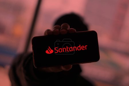 Foto de Santander aplicación de banca móvil en la pantalla del teléfono inteligente.Dhaka, Bangladesh 05 marzo 2024. - Imagen libre de derechos