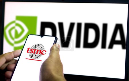 Téléchargez les photos : Semiconductor Manufacturing Company (TSMC) vs Nvidia logo de fond vu sur un smartphone, Dhaka, Bangladesh, 14 mars 2024. - en image libre de droit