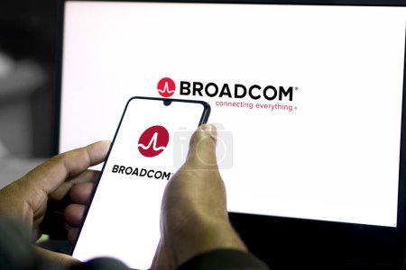 Foto de Teléfono móvil con logo de la empresa estadounidense de semiconductores Broadcom Inc. en pantalla, Dhaka, Bangladesh 29 de marzo de 2024. - Imagen libre de derechos