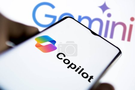 Foto de Dhaka, Bangladesh 29 de marzo de 2024: el logotipo de Google Gemini se muestra en el teléfono inteligente y el logotipo del copiloto de Microsoft en el fondo. - Imagen libre de derechos