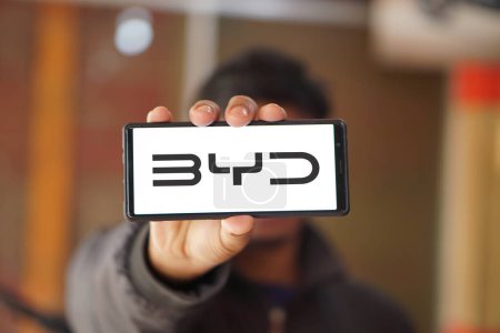 Téléchargez les photos : Dacca, Bangladesh 17 avril 2024 : BYD Co. Ltd. Logo "Construisez vos rêves" sur smartphone. Est une entreprise chinoise de fabrication de conglomérats. BYD est le principal concurrent de Tesla en Chine - en image libre de droit