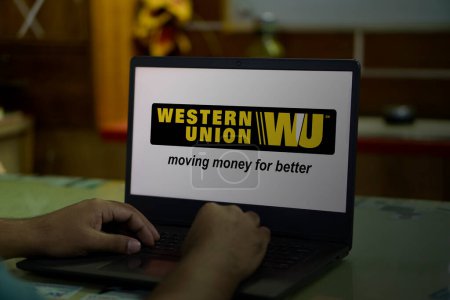 Téléchargez les photos : Western Union application financière multinationale sur l'écran, Dacca, Bangladesh 25 avril 2024. - en image libre de droit