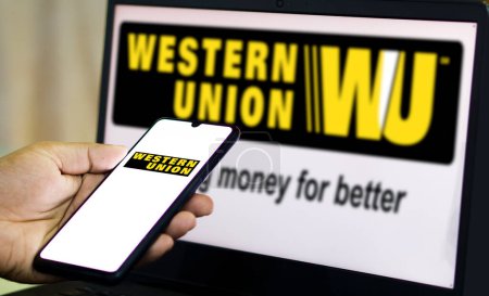 Téléchargez les photos : Western Union application financière multinationale sur l'écran, Dacca, Bangladesh 25 avril 2024. - en image libre de droit