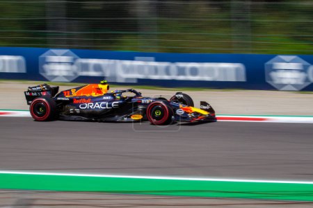 Téléchargez les photos : Sergio Perez (MEX) Formule 1 Red Bull Racing à Monza lors des essais libres 3 du GP d'Italie 2023 - en image libre de droit
