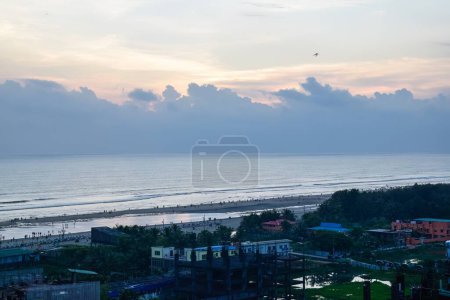 wunderschöner Sonnenuntergang über dem Meer. Cox 's Bazar ist der längste Strand der Welt. Es ist ein sehr beliebtes Reiseziel in Bangladesch.