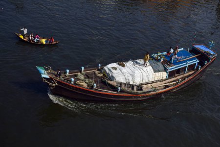 Téléchargez les photos : Bateau dans la rivière buriganga sadarghat dhaka bangladesh personnes en bateau et bateau d'affaires - en image libre de droit
