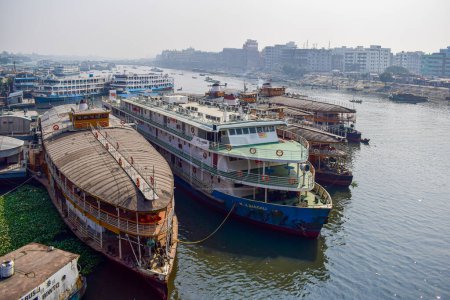 Téléchargez les photos : Bateaux ou navire dans un port ou un port à sadarghat dhaka bangladesh rivière principale buriganga de l'autre côté de la ville - en image libre de droit
