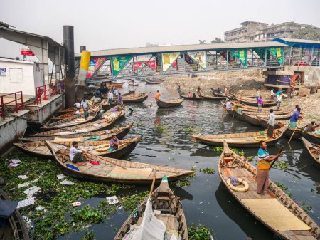 Téléchargez les photos : Des bateaux en bois attendent en cannel le passager dans le port de Sadarghat de Dacca. - en image libre de droit