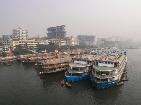 Téléchargez les photos : Vue sur le port du fleuve sadarghat à Dacca, Bangladesh - en image libre de droit