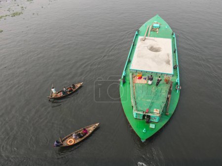 Téléchargez les photos : Bateau dans la mer - en image libre de droit