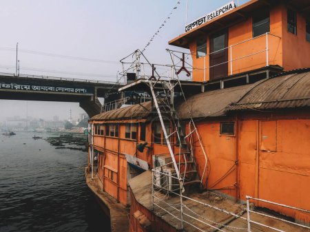 Téléchargez les photos : Vieux paquebot à aubes dans la rivière de padma. - en image libre de droit