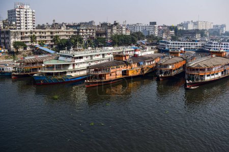 Téléchargez les photos : Steamer sont le port près de sadarghat, Dhaka - en image libre de droit