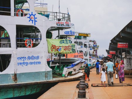 Téléchargez les photos : Dacca Sadarghat, port de lancement des passagers avec Voyage emplacement différent au Bangladesh. - en image libre de droit