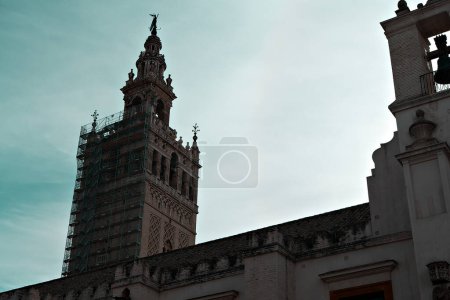 Foto de Giralda de Sevilla y patio de los naranjos - Imagen libre de derechos