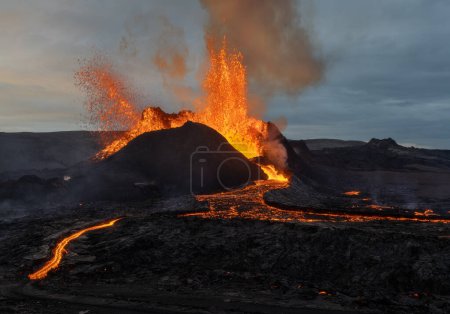 Foto de Explosión de erupción volcánica, fuego y flujo de lava en Fagradalsfall, Península de Reykjanes, Grindavik, Islandia - Imagen libre de derechos
