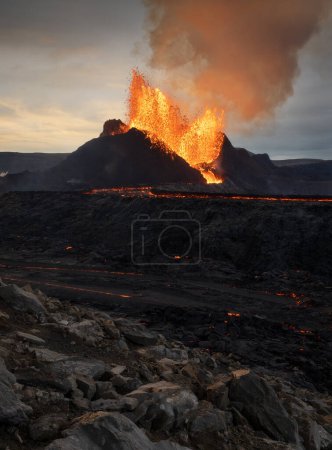 Foto de Explosión de erupción volcánica y flujo de lava en Fagradalsfjall, Península de Reykjanes, Islandia. - Imagen libre de derechos