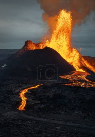 Foto de Explosión de erupción volcánica y flujo de lava en Fagradalsfjall, Península de Reykjanes, Islandia. - Imagen libre de derechos