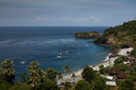 Téléchargez les photos : Plage de sable blanc, ciel bleu et eau turquoise à la baie de Kusambi à Amed, Karangasem sur la côte de Bali. - en image libre de droit